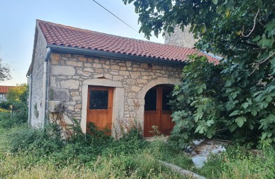 Mala kamena kuća i garđevinska parcela, oko 5 km od Višnjana i 17 km od Poreča
