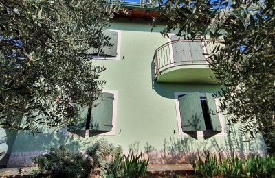 Kaštelir, Haus mit 213 m², zwei Wohnungen, umgeben von Olivenbäumen und Panoramablick